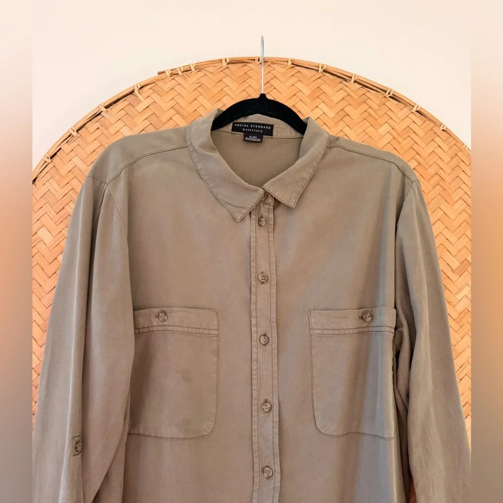 WOMEN’S SOCIAL STANDARD BY SANCTUARY ARMY GREEN GORP-CORE TENCEL BUTTON-DOWN TOP